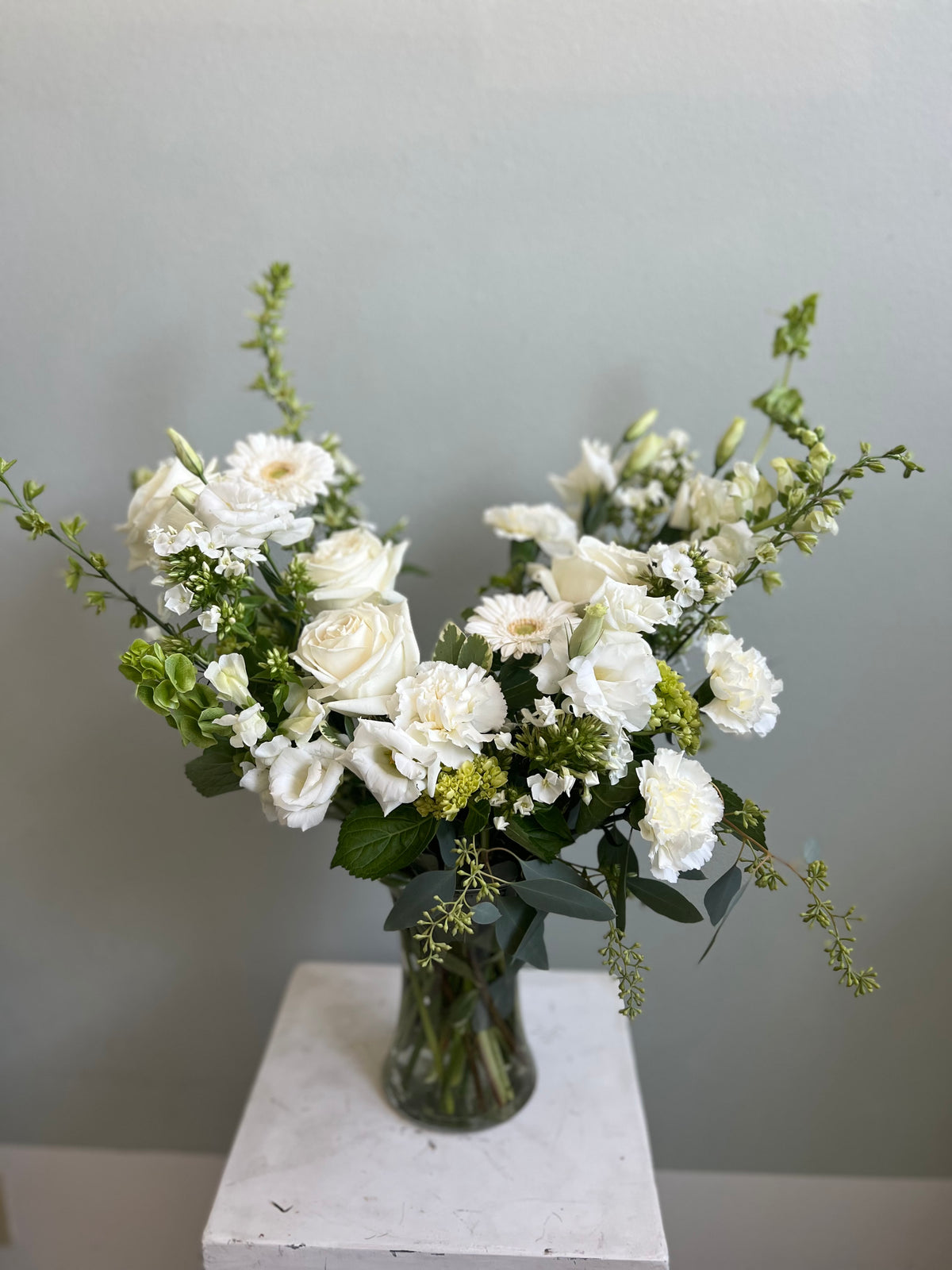 Colorful zinnia and rose garden-style wedding arrangement